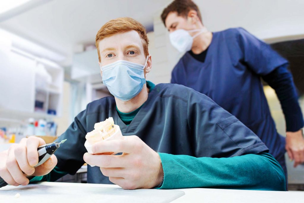 Zahnarzt Nürnberg: Labor | Zahnarztpraxis in Nürnberg | Zahntechniker | Labor | Implantologie | Implantate
