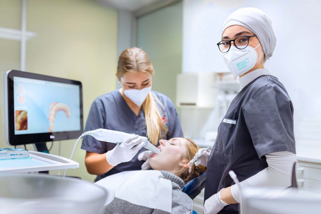 Zahnarztpraxis in Nürnberg: Assistenz | Zahnarzt | Team | Implantologie 