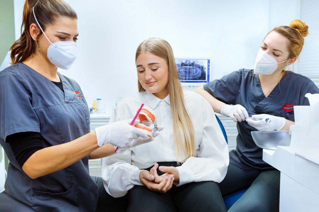 Zahnarzt Nürnberg: Prophylaxe | Zahnarztpraxis in Nürnberg | Implantologie | Zahnreinigung 